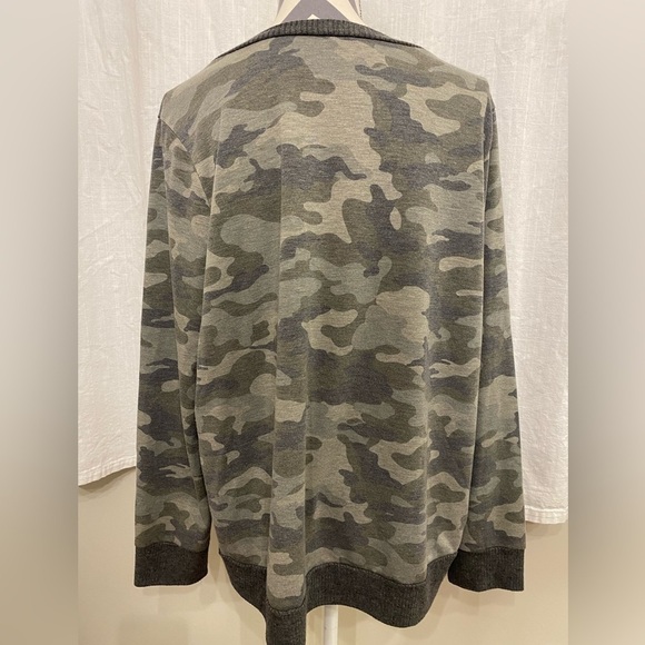 Women’s Camo Top size 1X‎ - Picture 3 of 6